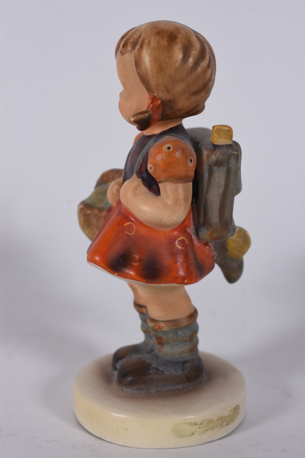 Estatueta de porcelana alemã Goebel representando menina com mochila. - foto 5 de 6