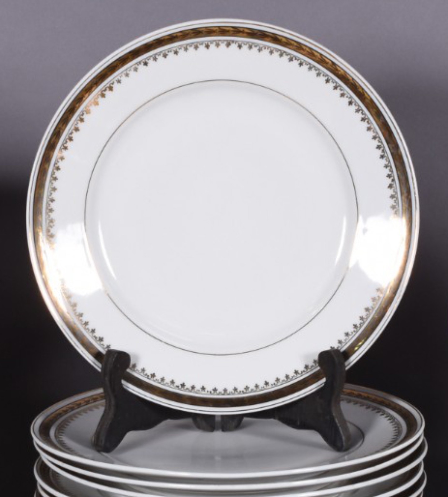 Serviço jantar de porcelana Mauá na cor branca com friso dourado na... - foto 3 de 5