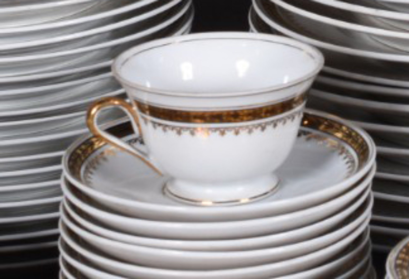 Serviço jantar de porcelana Mauá na cor branca com friso dourado na... - foto 4 de 5