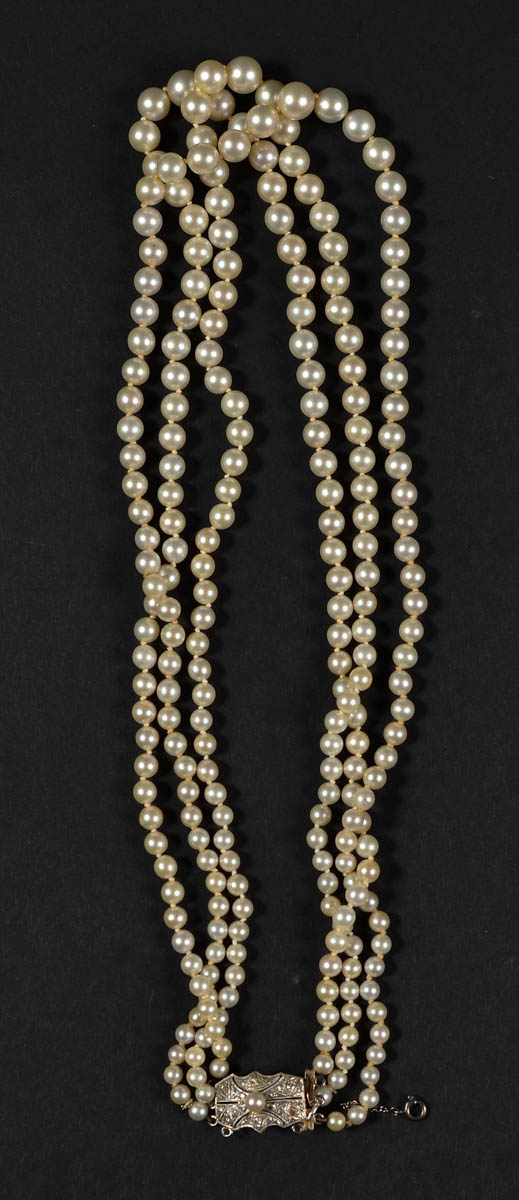 Colar de pérolas com três voltas. Fecho com brilhante, ouro branco e...