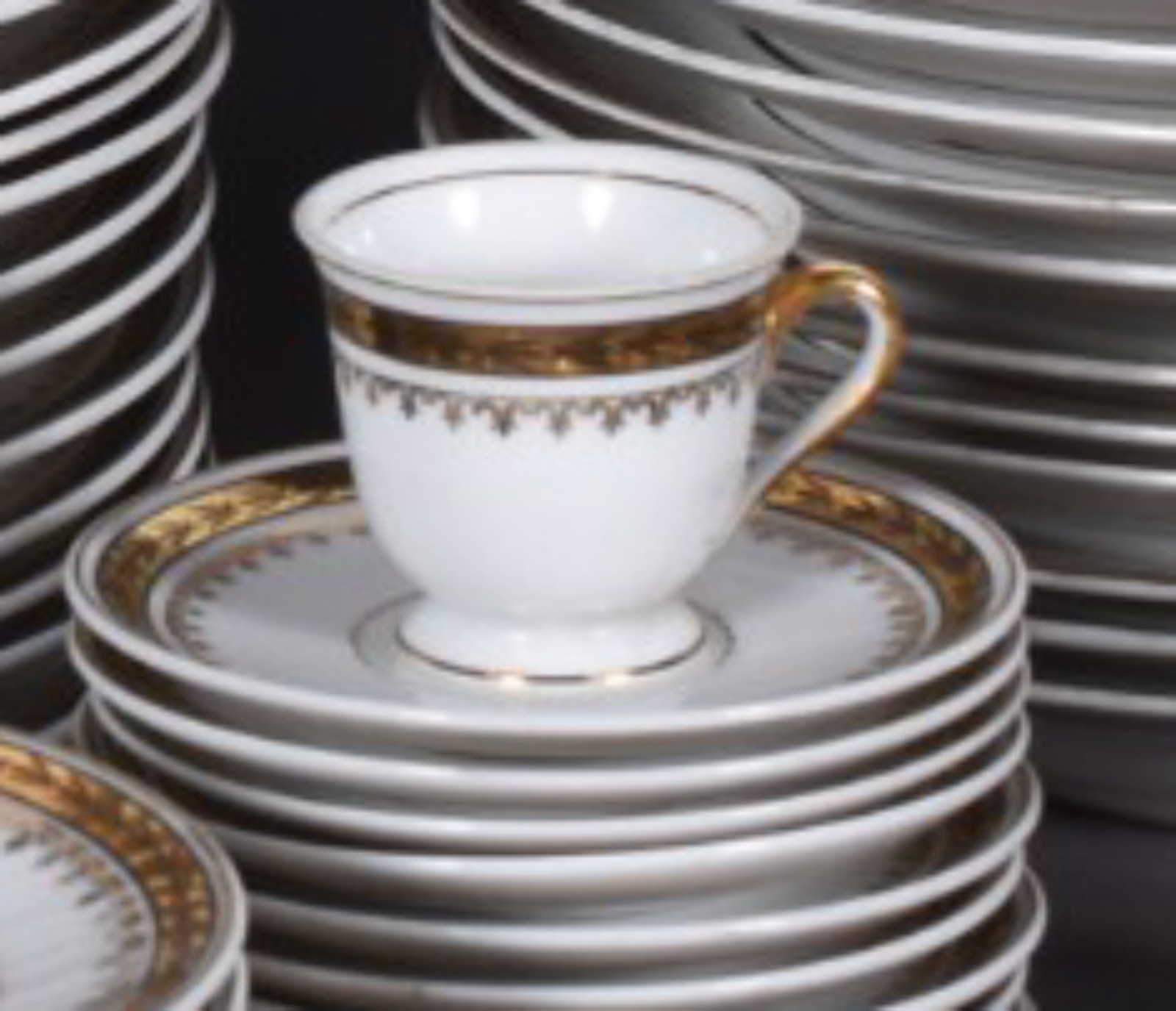 Serviço jantar de porcelana Mauá na cor branca com friso dourado na... - foto 5 de 5