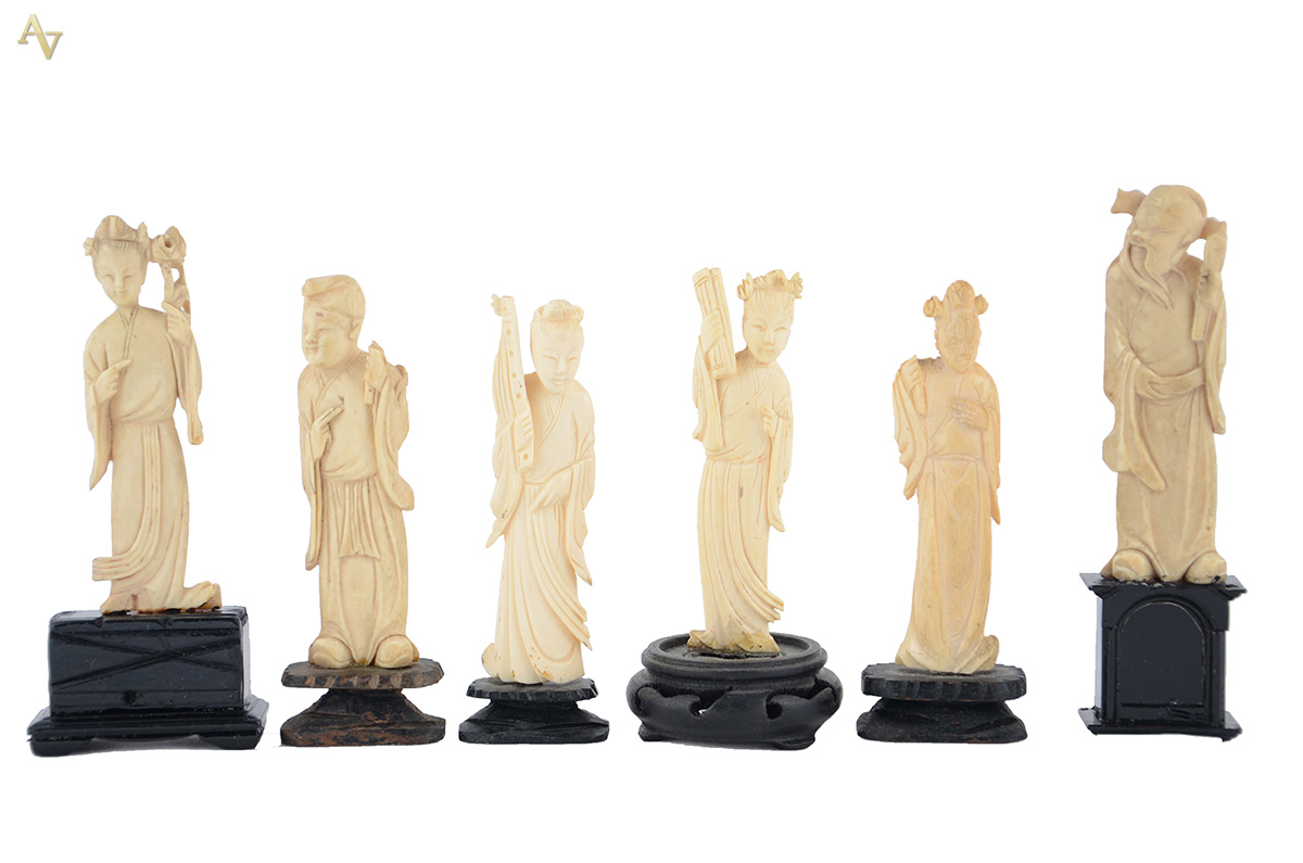 Seis esculturas de marfim representando figuras. Alturas de 12 cm à...