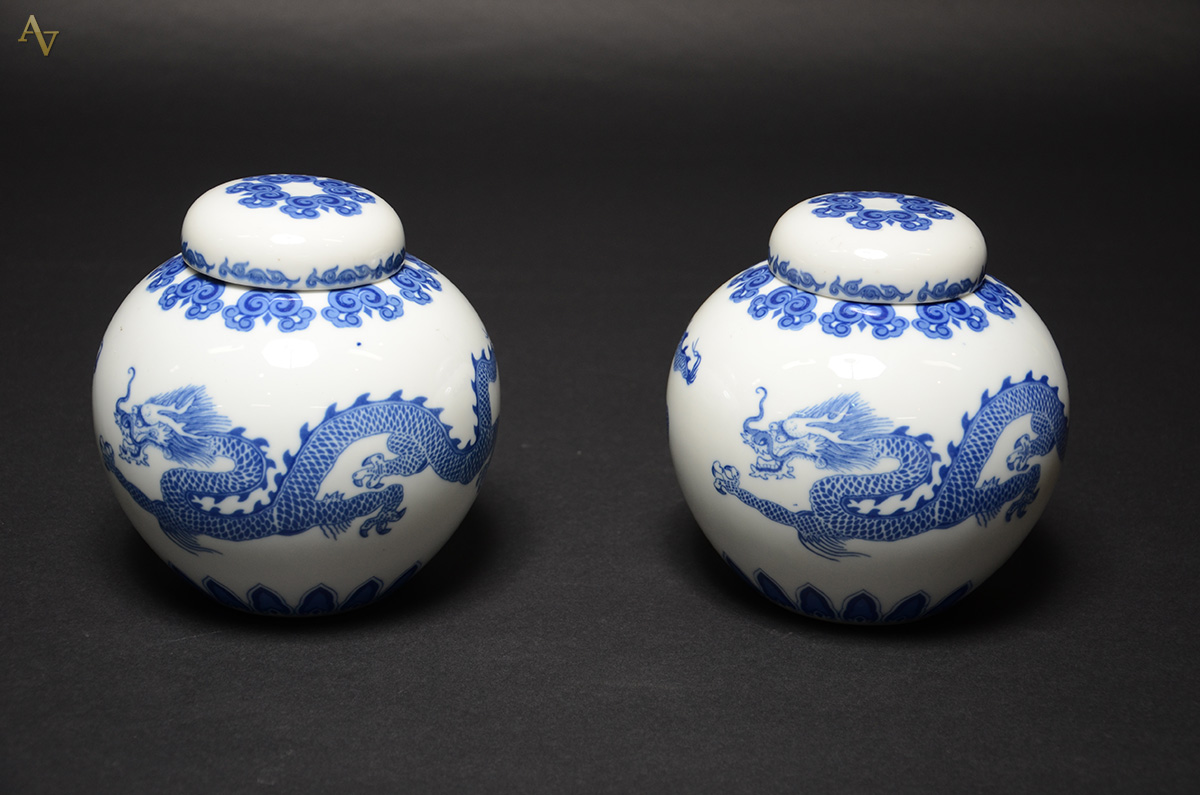 Par de potiches de porcelana oriental nas cores azul e branca. Altura...