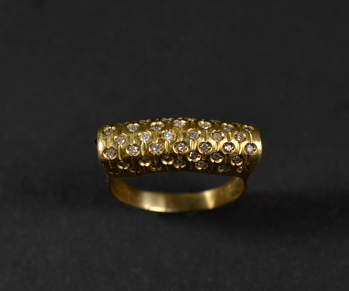 Anel de ouro 18k com 34 brilhantes. Peso: 7,2 gr.