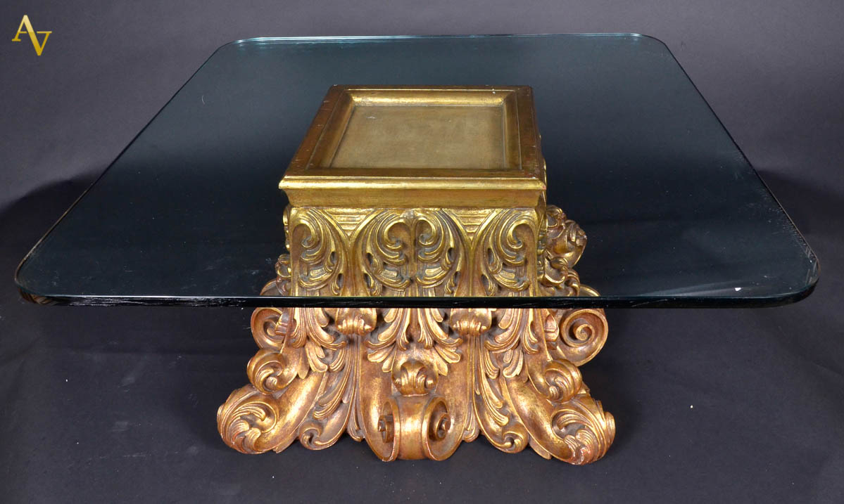 Mesa de centro com tampo de vidro, base de madeira entalhada e...
