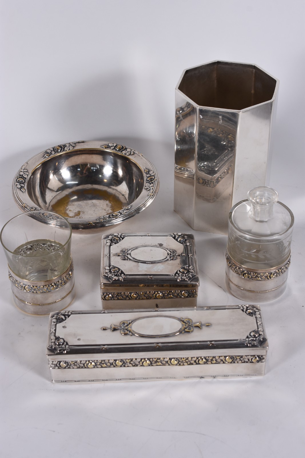 Conjunto para toilette de metal prateado com cinco peças, sendo... - foto 1 de 11