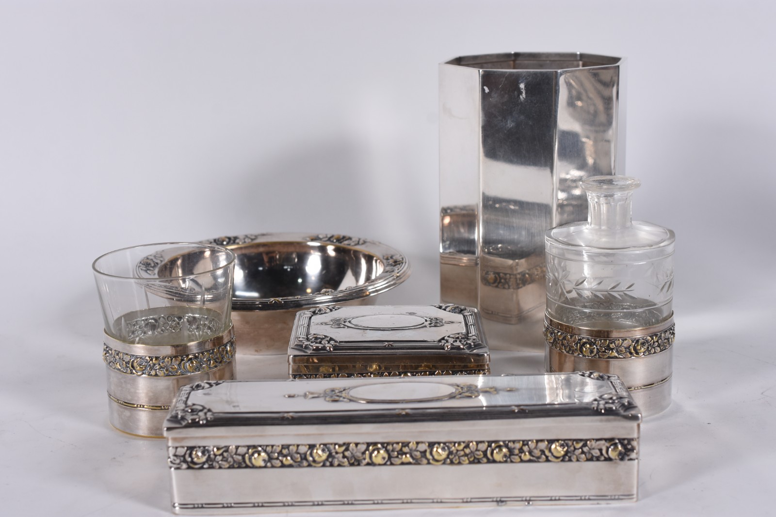 Conjunto para toilette de metal prateado com cinco peças, sendo... - foto 2 de 11