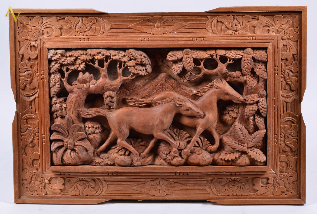 Placa oriental de madeira entalhada, com figuras de cavalos. Med. 60...