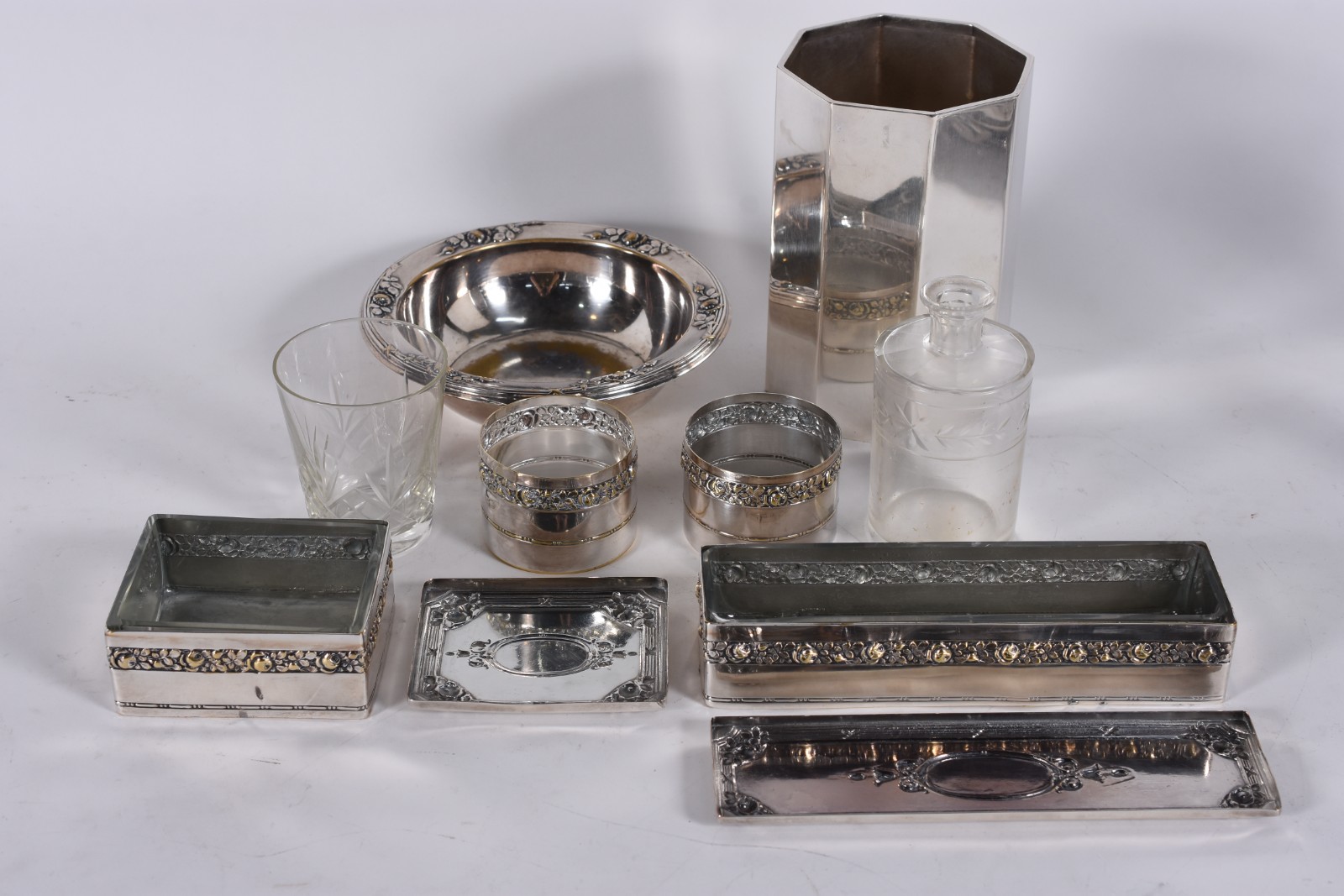 Conjunto para toilette de metal prateado com cinco peças, sendo... - foto 3 de 11