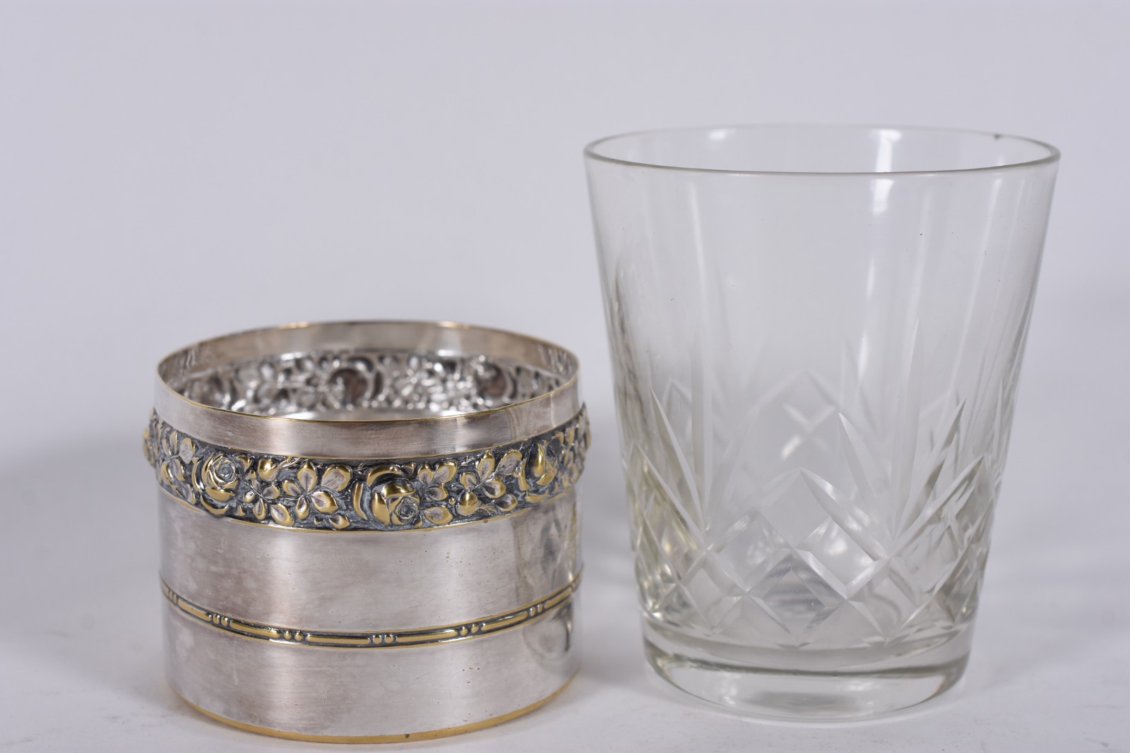 Conjunto para toilette de metal prateado com cinco peças, sendo... - foto 4 de 11