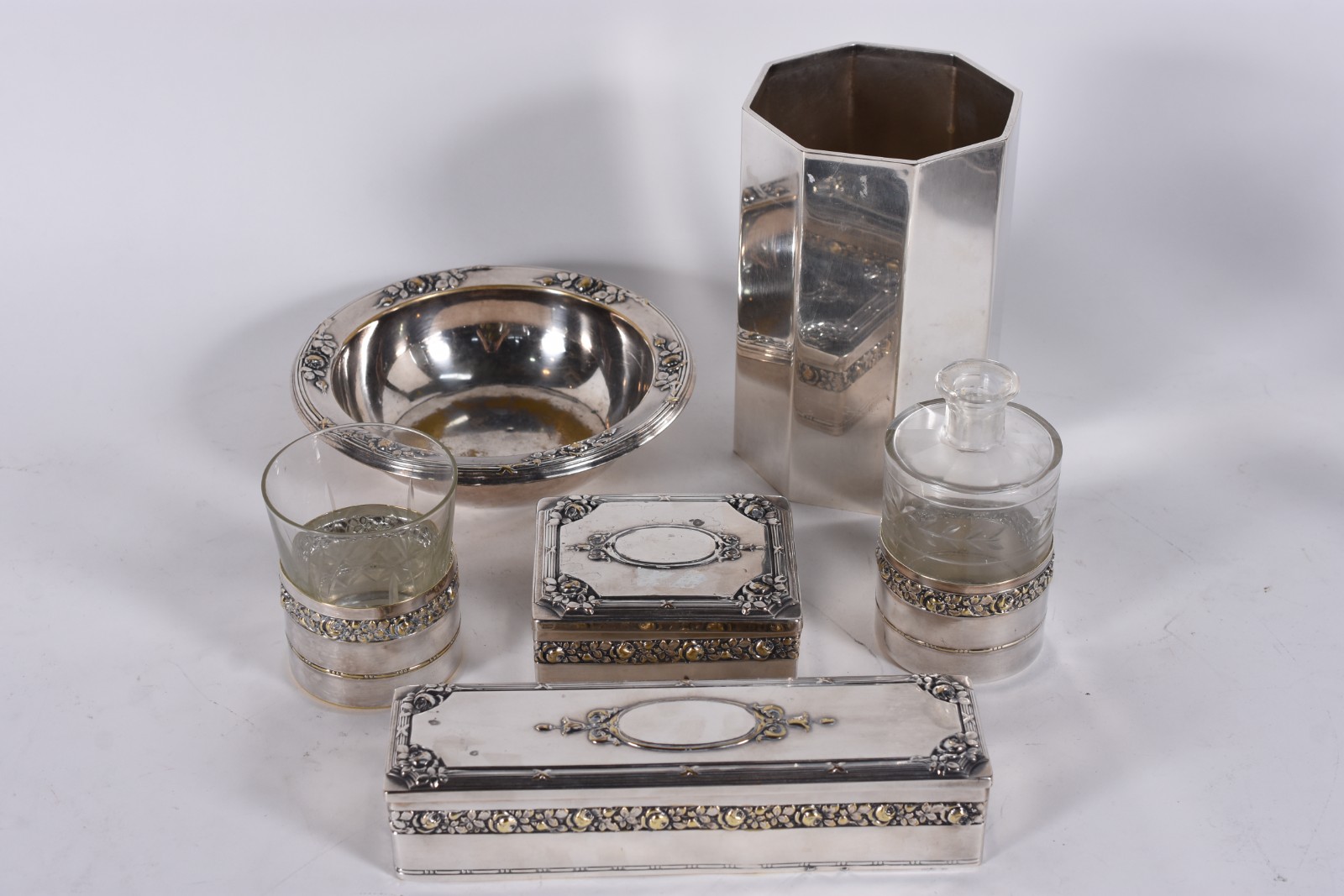Conjunto para toilette de metal prateado com cinco peças, sendo... - foto 5 de 11