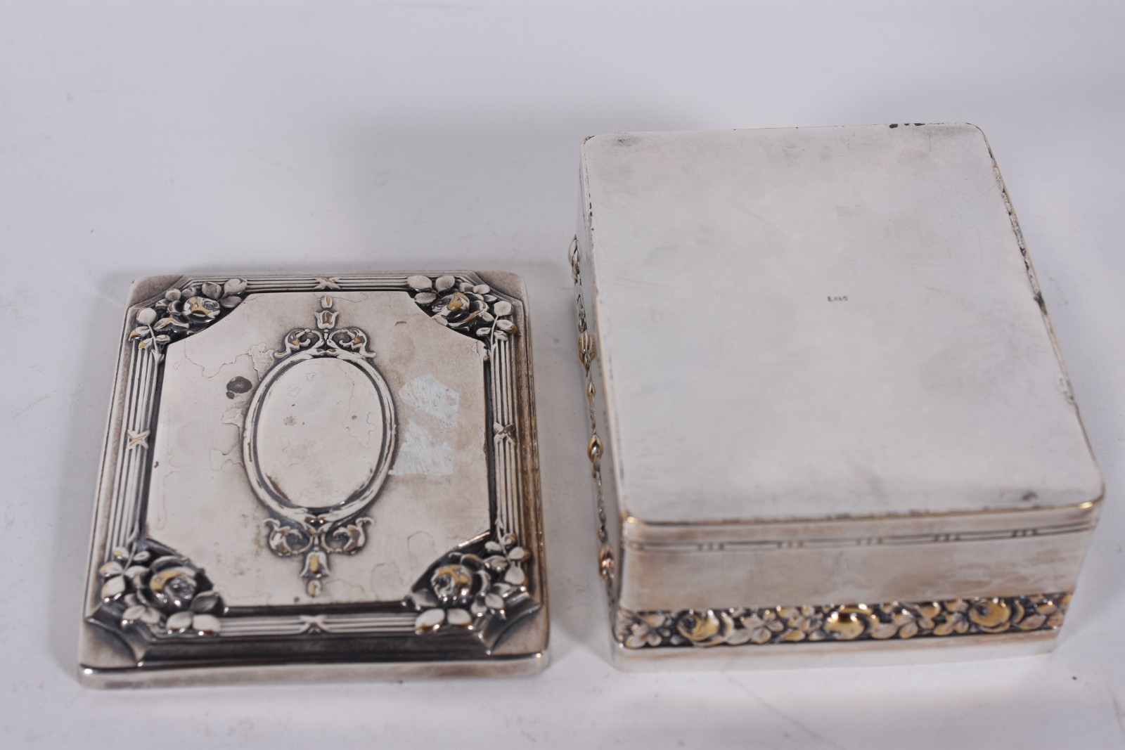 Conjunto para toilette de metal prateado com cinco peças, sendo... - foto 6 de 11