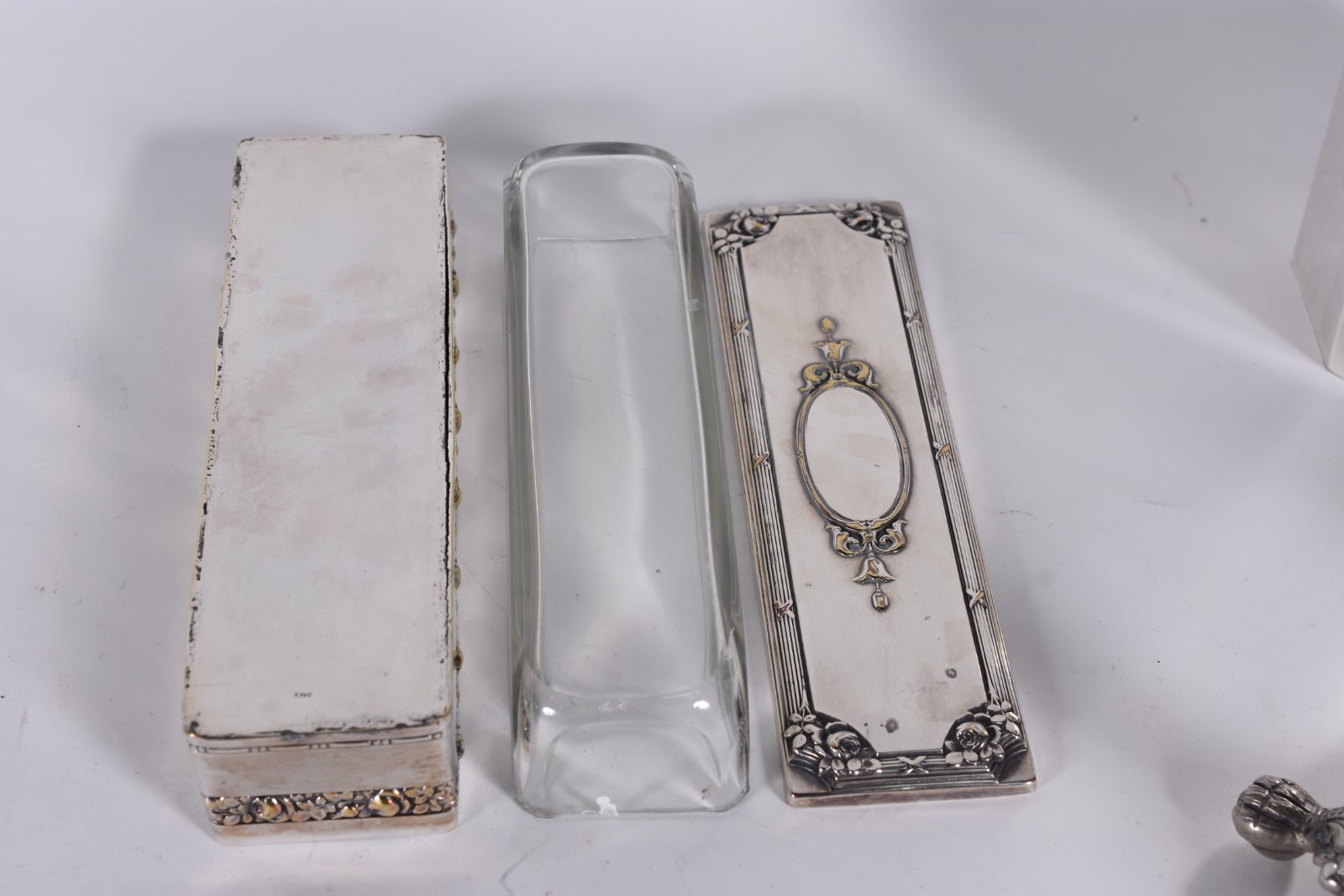 Conjunto para toilette de metal prateado com cinco peças, sendo... - foto 7 de 11