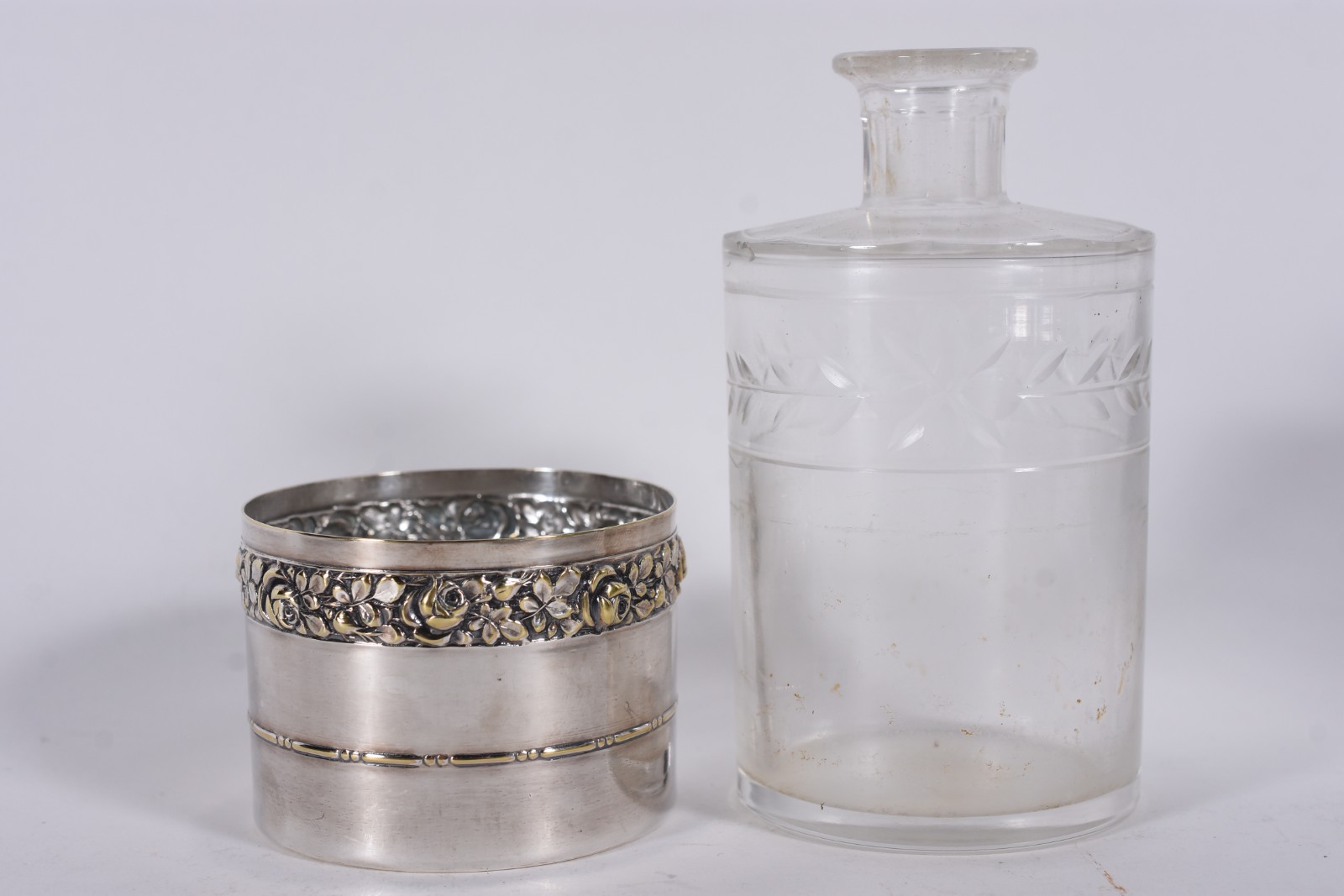 Conjunto para toilette de metal prateado com cinco peças, sendo... - foto 10 de 11