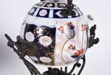 Antigo samovar de porcelana européia decorada c... - Antigo samovar de porcelana européia decorada com flores em tons de azul cobalto e rouge de fer, tampa restaurada, marca na base (Meissen ?).