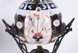 Antigo samovar de porcelana européia decorada c... - Antigo samovar de porcelana européia decorada com flores em tons de azul cobalto e rouge de fer, tampa restaurada, marca na base (Meissen ?).