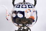 Antigo samovar de porcelana européia decorada c... - Antigo samovar de porcelana européia decorada com flores em tons de azul cobalto e rouge de fer, tampa restaurada, marca na base (Meissen ?).