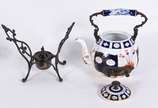 Antigo samovar de porcelana européia decorada c... - Antigo samovar de porcelana européia decorada com flores em tons de azul cobalto e rouge de fer, tampa restaurada, marca na base (Meissen ?).