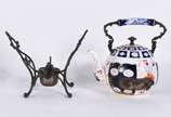Antigo samovar de porcelana européia decorada c... - Antigo samovar de porcelana européia decorada com flores em tons de azul cobalto e rouge de fer, tampa restaurada, marca na base (Meissen ?).