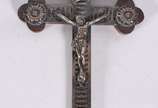 Cinco peças sacras, sendo 2 imagens, crucifixo ... - Cinco peças sacras, sendo 2 imagens, crucifixo e ícone.