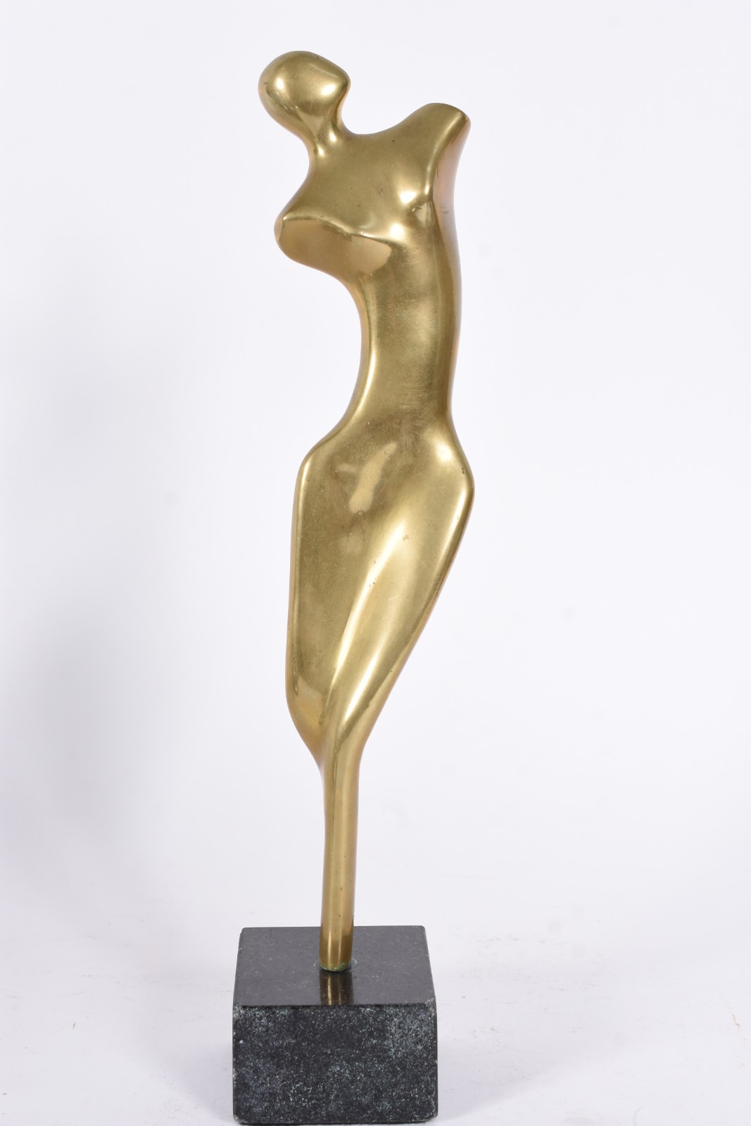 Escultura de bronze representando figura feminina. - foto 1 de 6