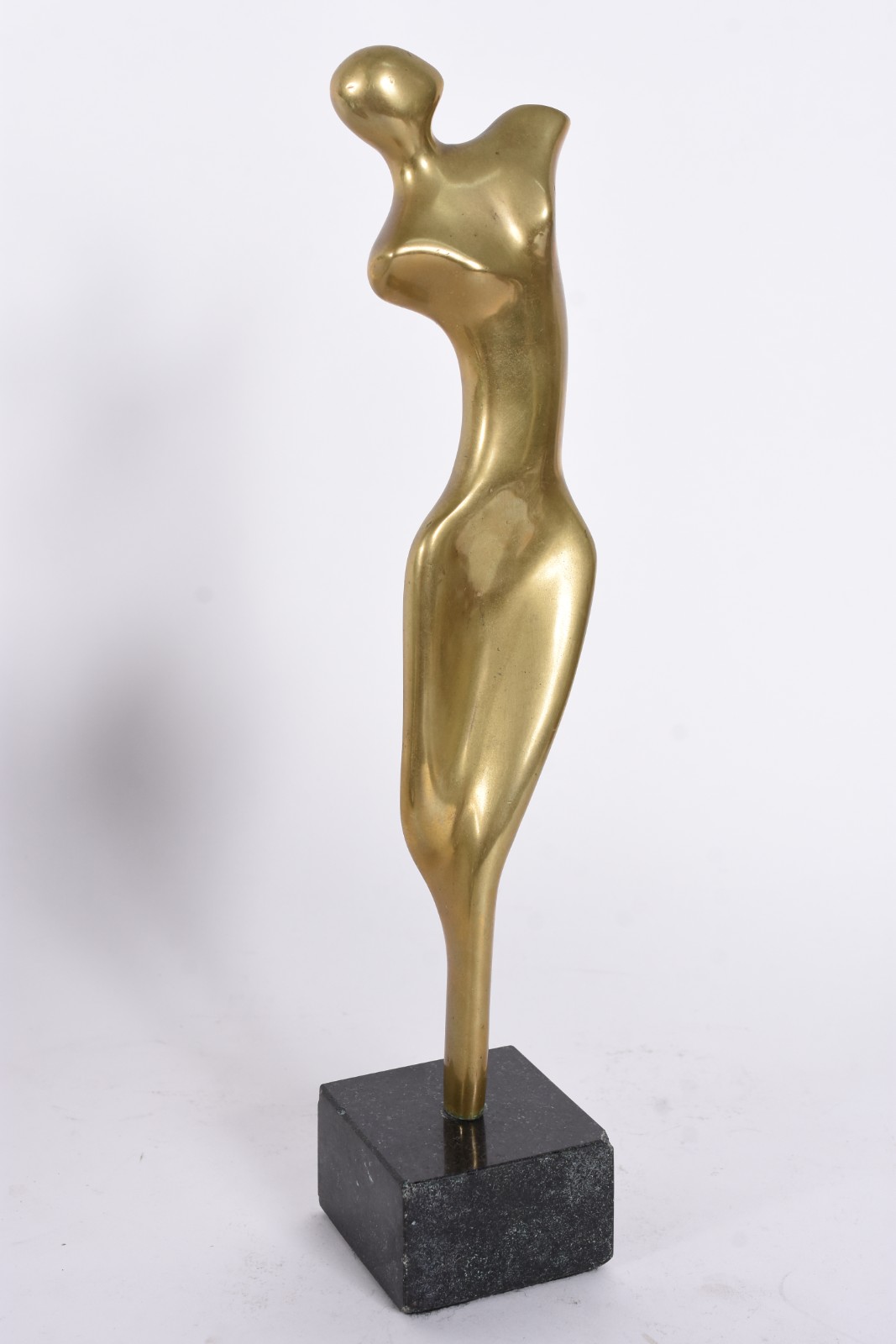 Escultura de bronze representando figura feminina. - foto 2 de 6