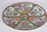 Travessa oval em porcelana chinesa da Companhia... - Travessa oval em porcelana chinesa da Companhia das Índias, decorada em esmaltes policromados no padrão Mandarim. Apresenta reservas alternadas ...