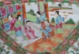 Travessa oval em porcelana chinesa da Companhia... - Travessa oval em porcelana chinesa da Companhia das Índias, decorada em esmaltes policromados no padrão Mandarim. Apresenta reservas alternadas ...