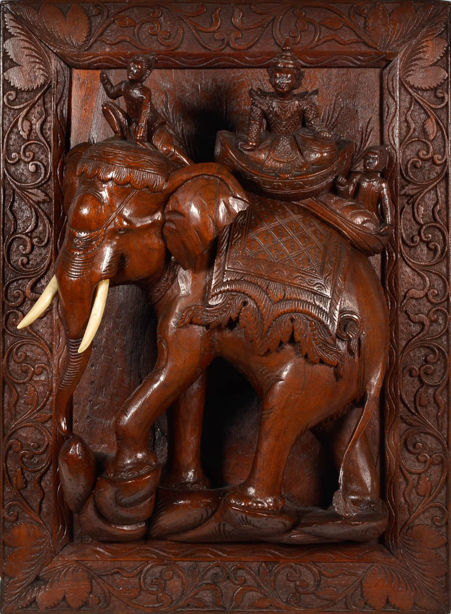 Placa de madeira com elefante ricamente entalhado com presas de...