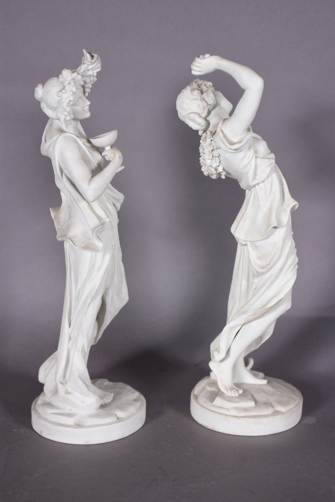 Duas estatuetas de biscuit branco representando figuras femininas... - foto 2 de 7