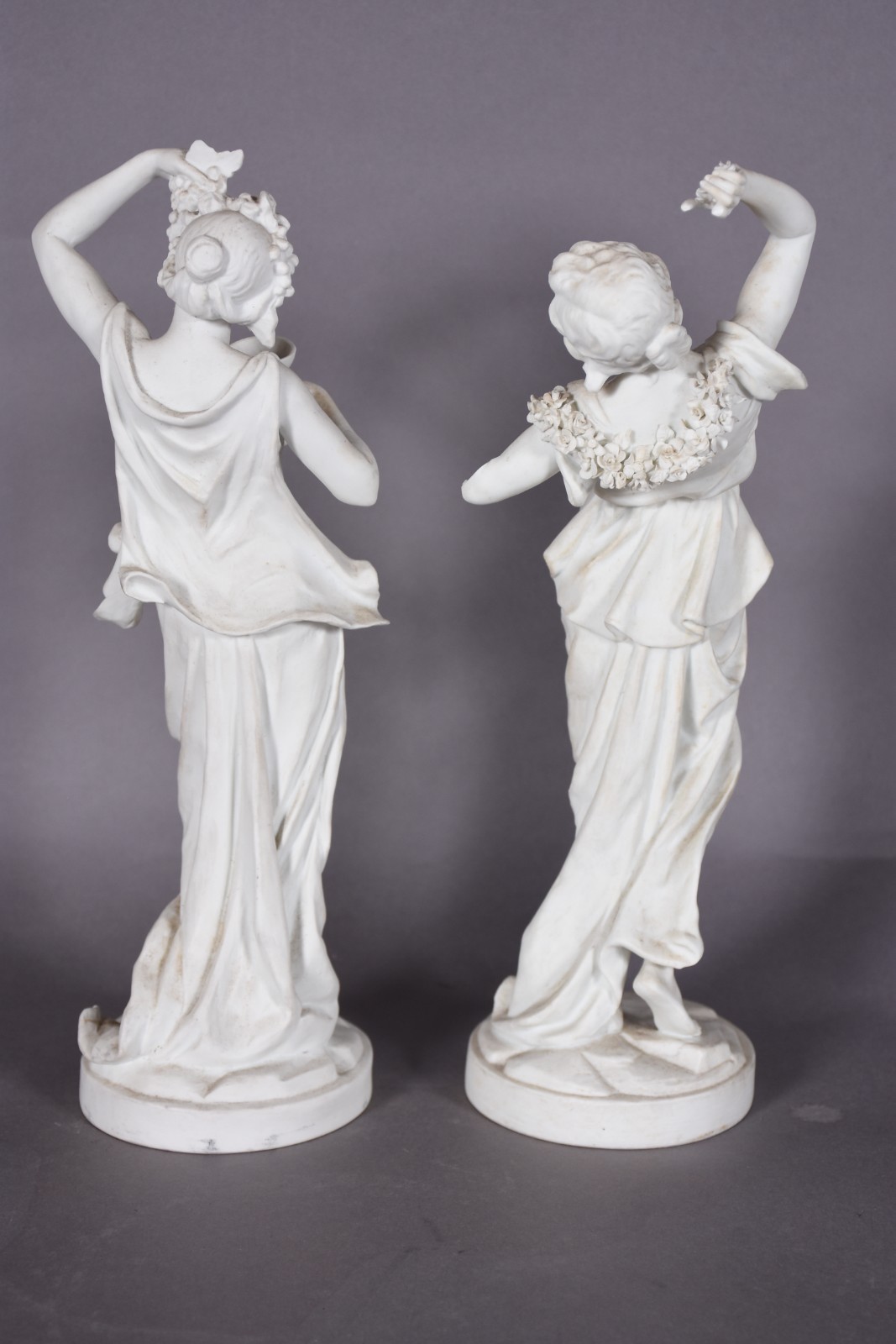 Duas estatuetas de biscuit branco representando figuras femininas... - foto 3 de 7