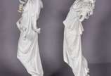 Duas estatuetas de biscuit branco representando... - Duas estatuetas de biscuit branco representando figuras femininas. Uma delas sem um braço.