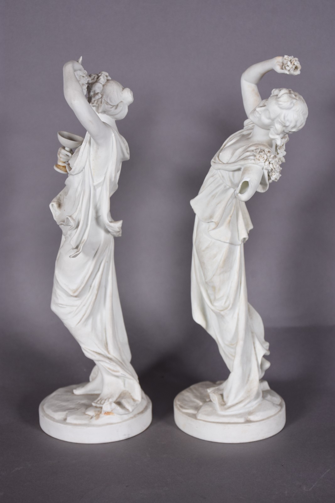 Duas estatuetas de biscuit branco representando figuras femininas... - foto 1 de 7