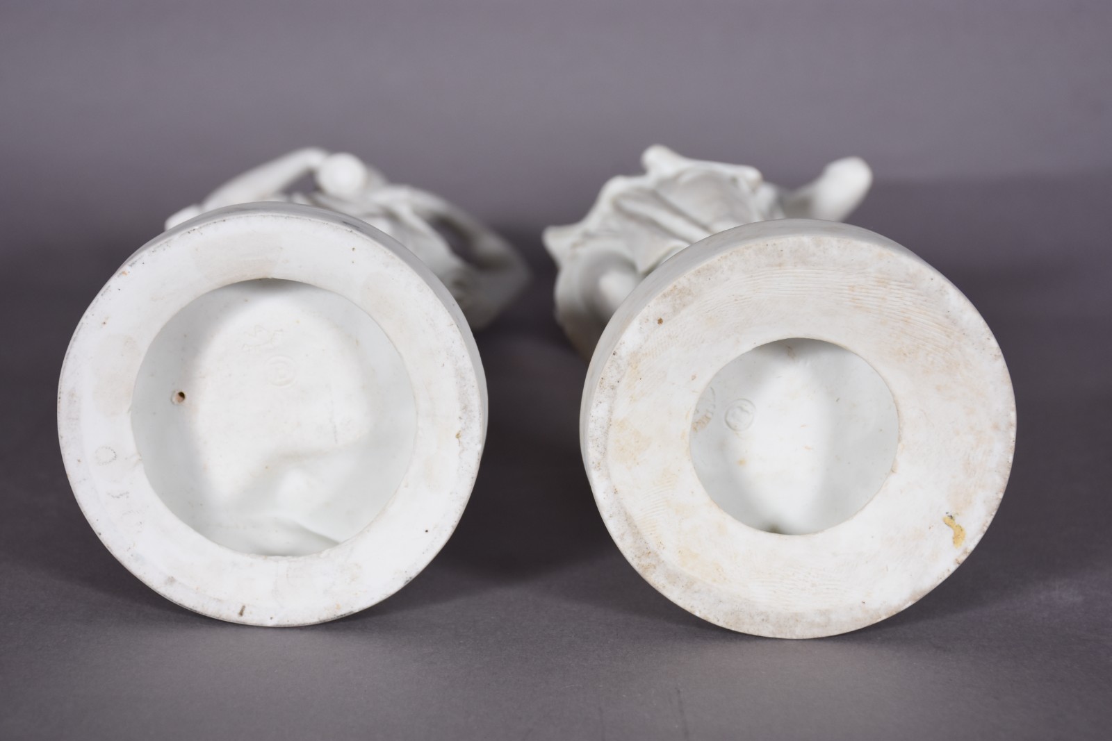 Duas estatuetas de biscuit branco representando figuras femininas... - foto 4 de 7