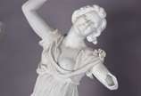 Duas estatuetas de biscuit branco representando... - Duas estatuetas de biscuit branco representando figuras femininas. Uma delas sem um braço.