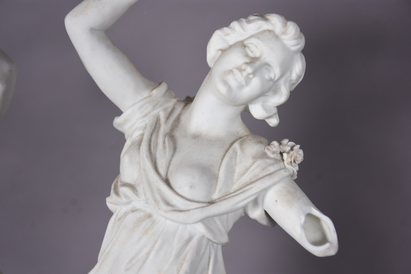 Duas estatuetas de biscuit branco representando figuras femininas... - foto 6 de 7