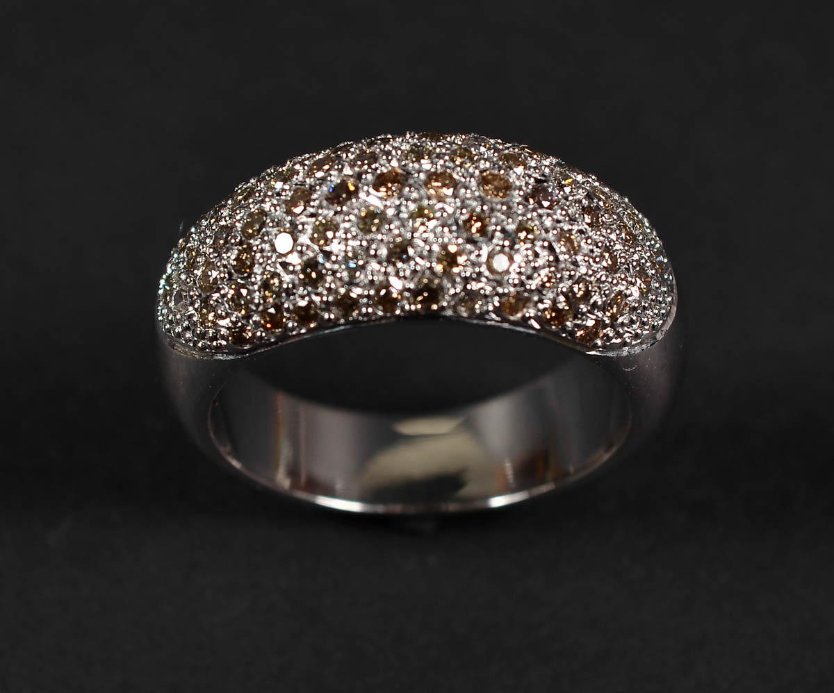 Anel de ouro 18 k com pavê de 75 brilhantes. Peso total: 7,9 gr - aro...