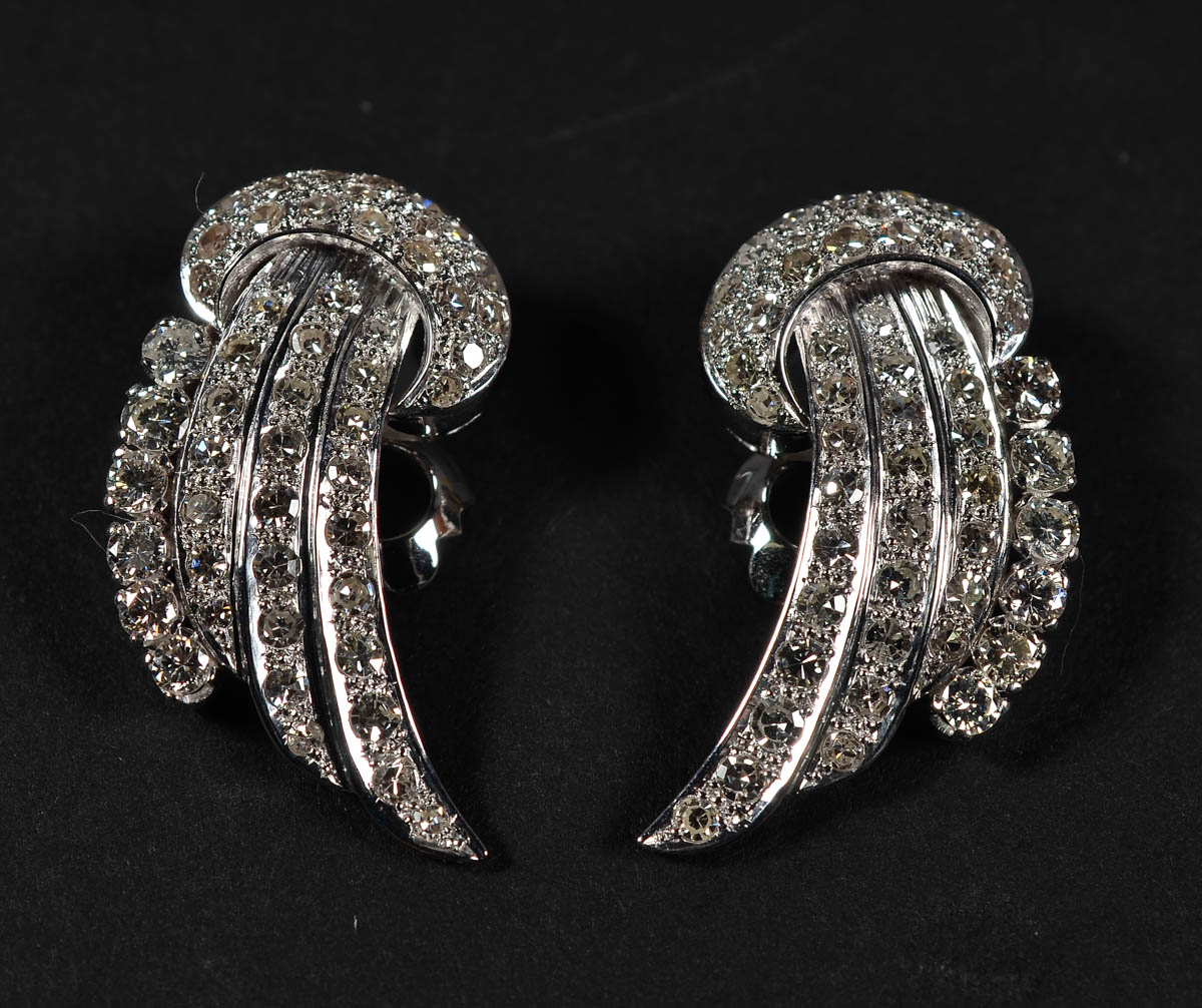 Brincos de ouro 18 k e 4,0 carats de brilhantes. Peso total: 13,6 gr.