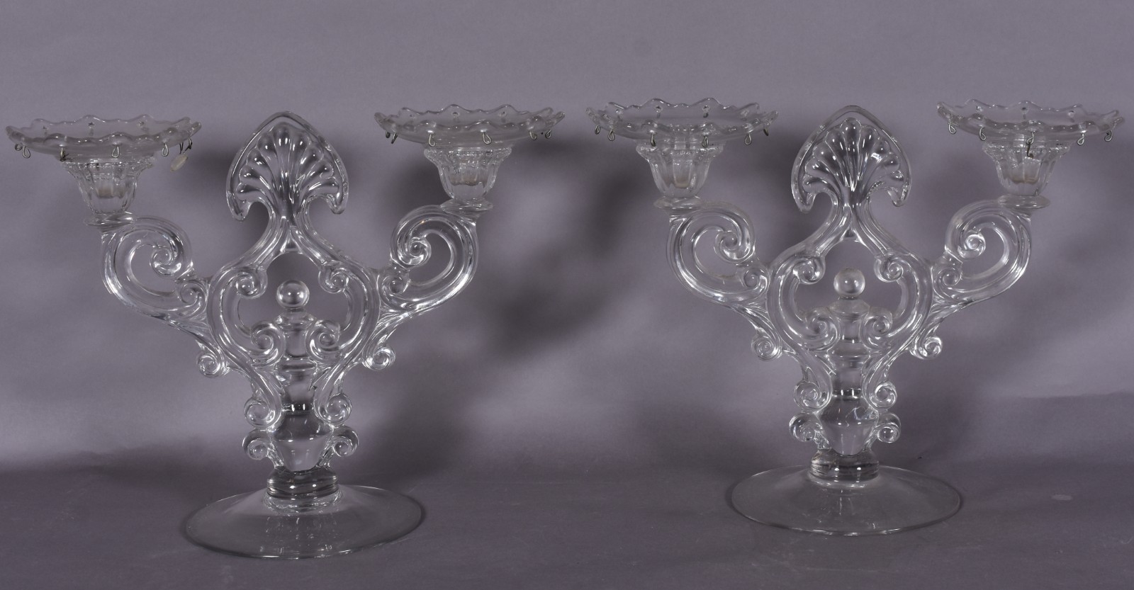 Par de candelabros de vidro para 2 velas cada, bobeches soltas... - foto 1 de 3