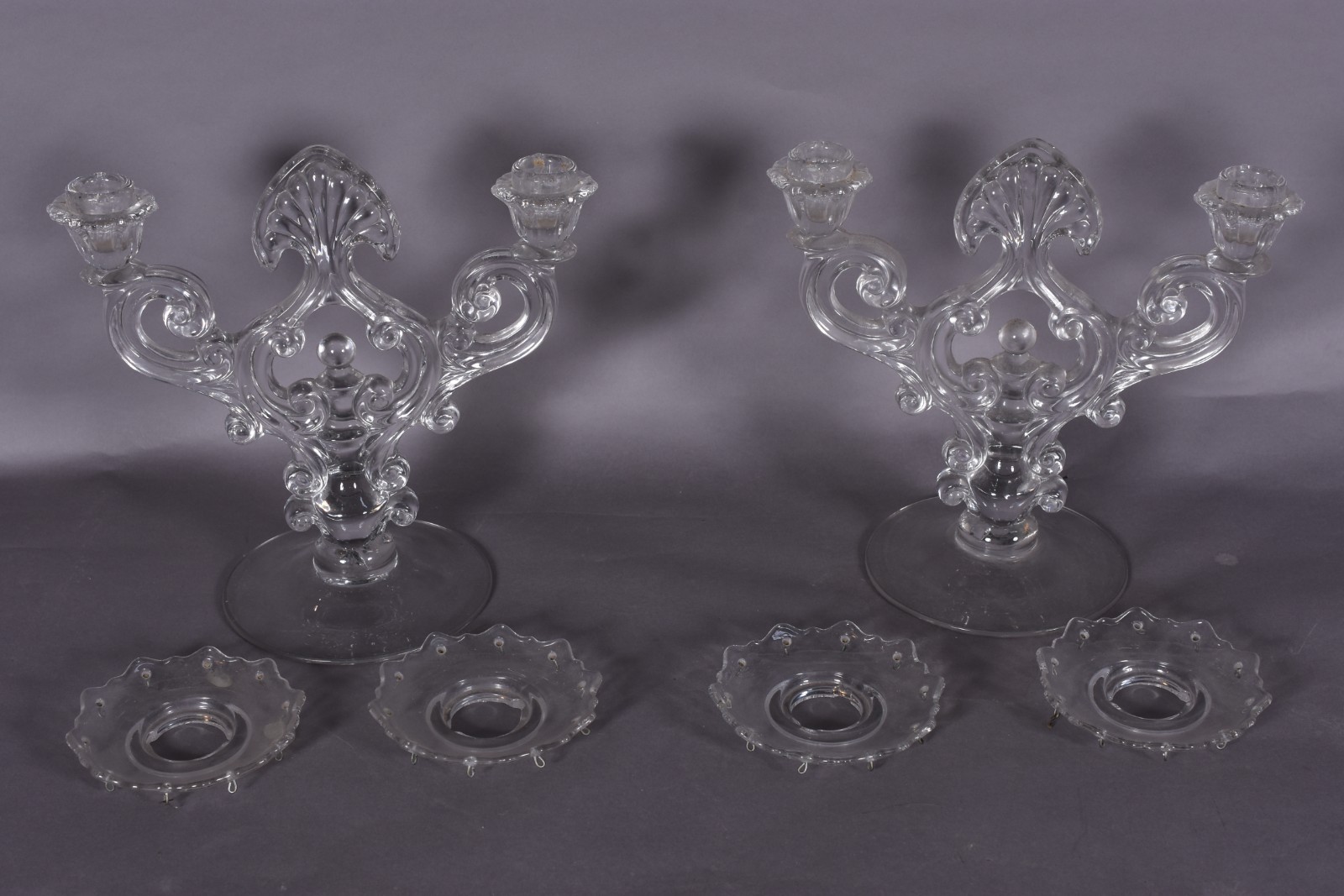 Par de candelabros de vidro para 2 velas cada, bobeches soltas... - foto 2 de 3