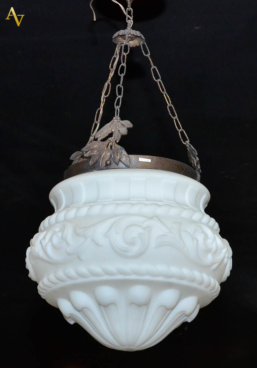 Lustre com estrutura de metal e globo branco opalinado trabalhado em...
