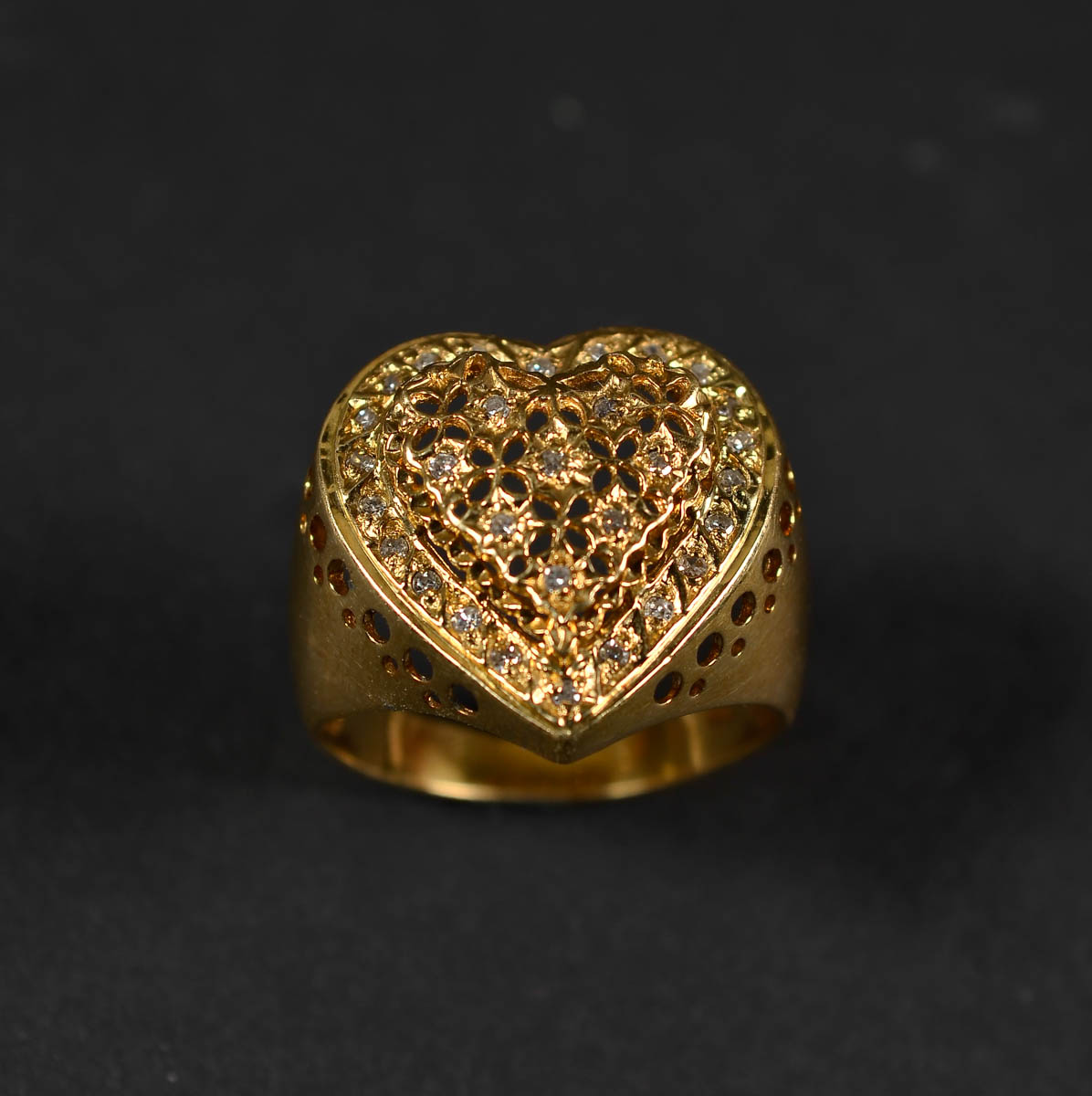 Anel de ouro em formato de coração com brilhantes. Peso: 6,2 gr.