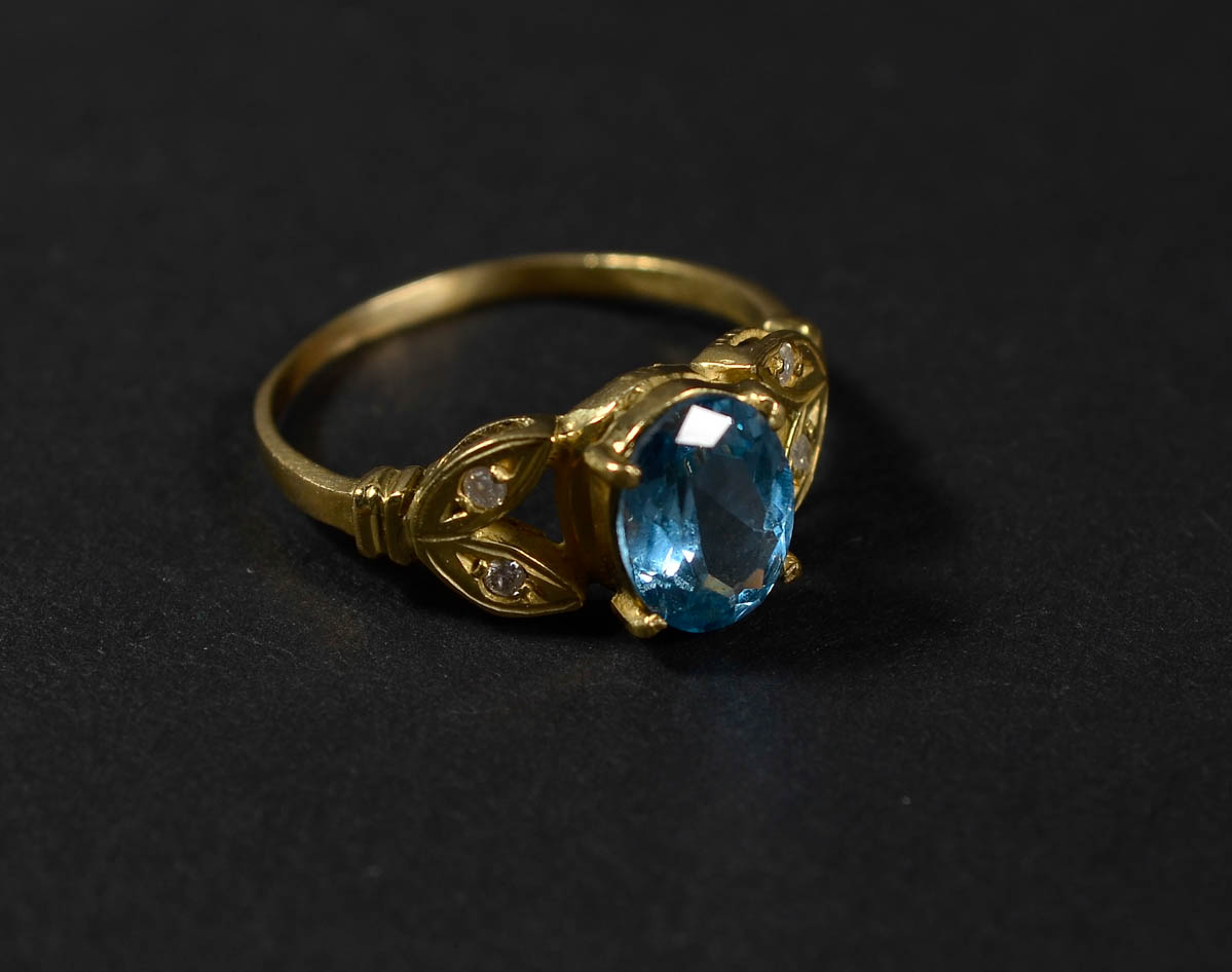 Anel de ouro 18k com água - marinha e 4 brilhantes. Peso: 2,4 gr.