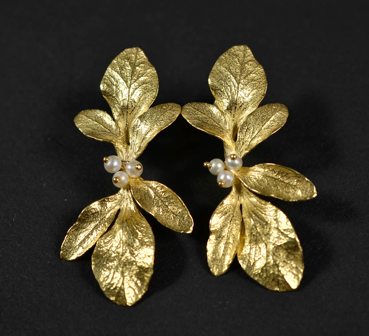 Brincos de ouro 18 k e micro pérolas.Peso total: 7,6 gr.