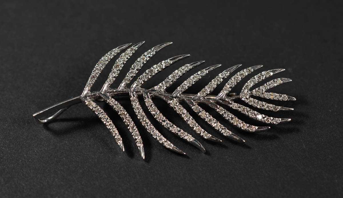 Broche de ouro branco com 93 brilhantes. Peso: 8,1 gr.