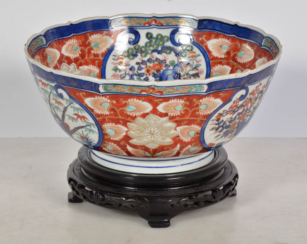 Bowl de porcelana chinesa ao gosto Imari. Diam. 27 cm - alt. 17 cm.