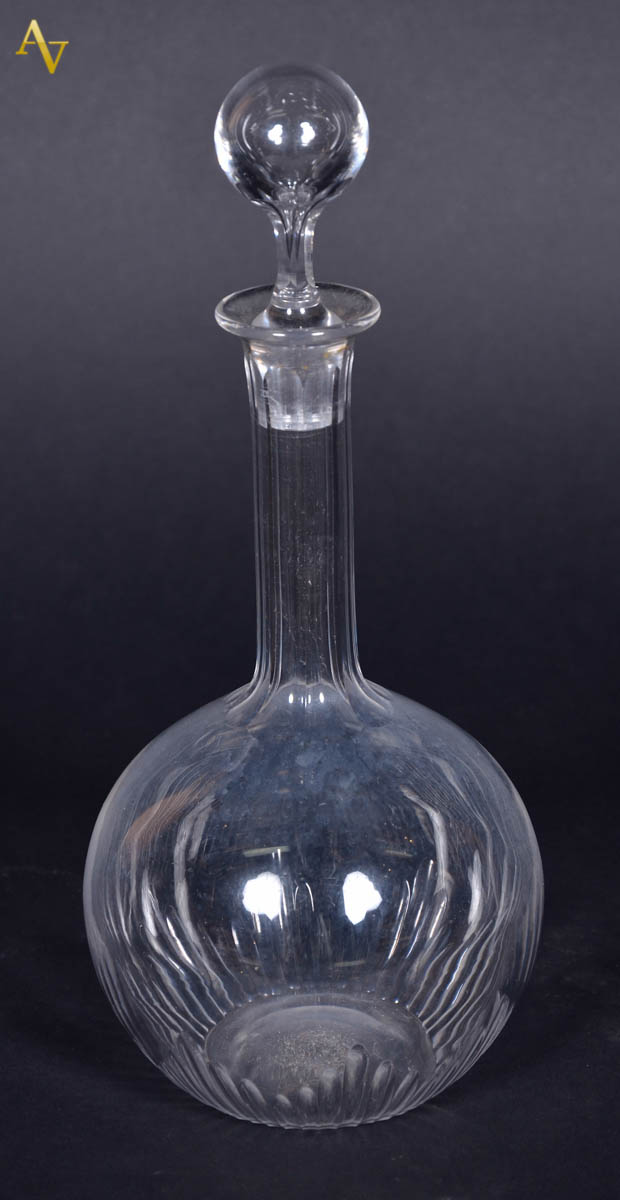 Licoreira de cristal europeu, gargalo facetado e base em gomos. Alt...