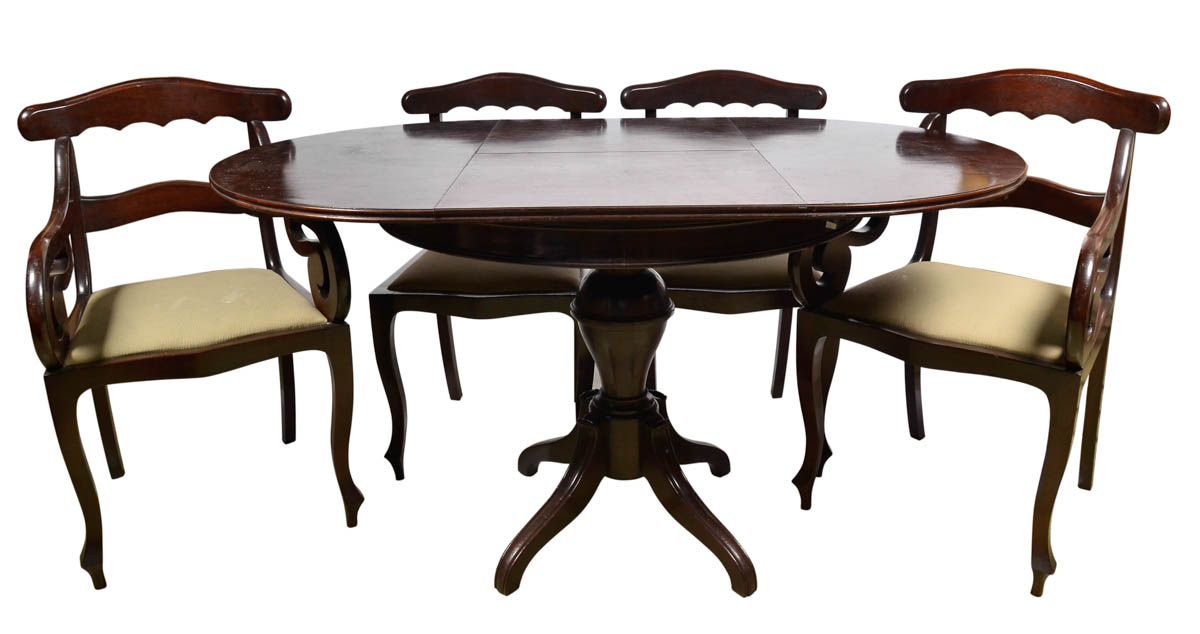 Mesa de jantar de jacarandá, acompanham 6 cadeiras "mineiras"...
