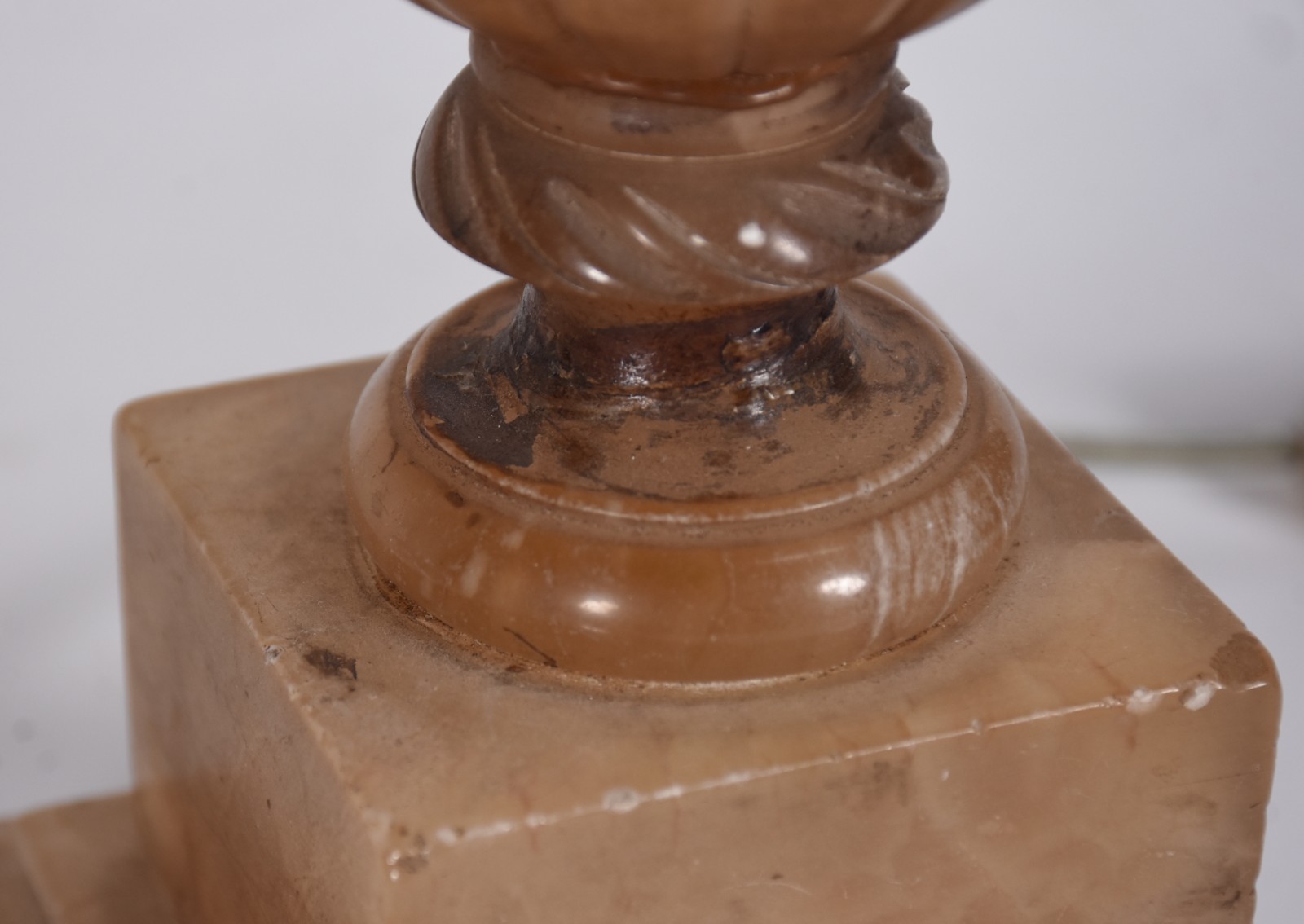 Par de abatjoures de alabastro, bases soltas de mármore. Acompanham... - foto 5 de 5
