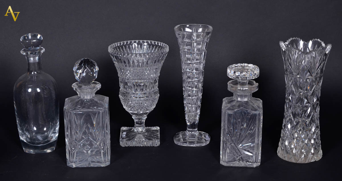 Seis peças diversas de cristal, sendo três vasos lapidados (1 com...